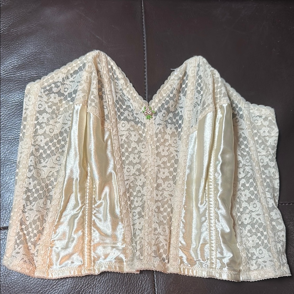 Elegant Cream Lace Strapless Bra